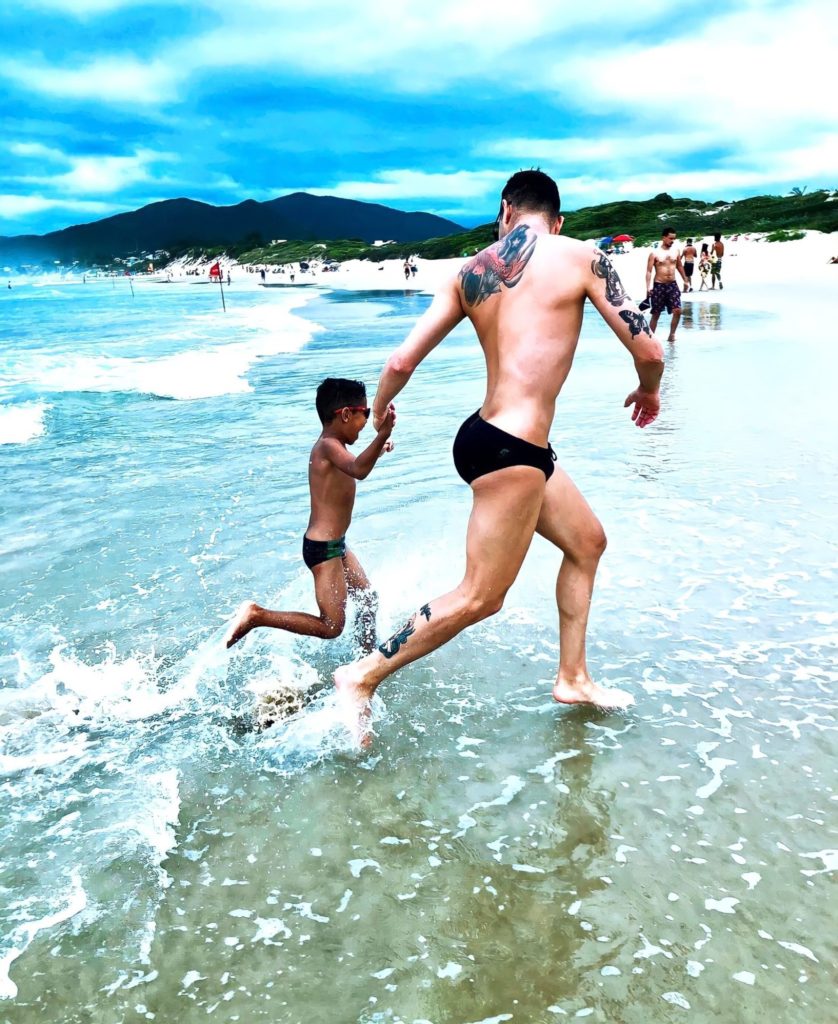 Bruno Nascimento, conhecido como Aretuza Lovi e o filho (Foto: Reprodução/Instagram)