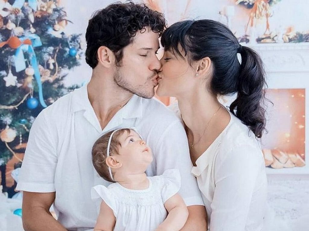 Débora Nascimento, José Loreto e a filha