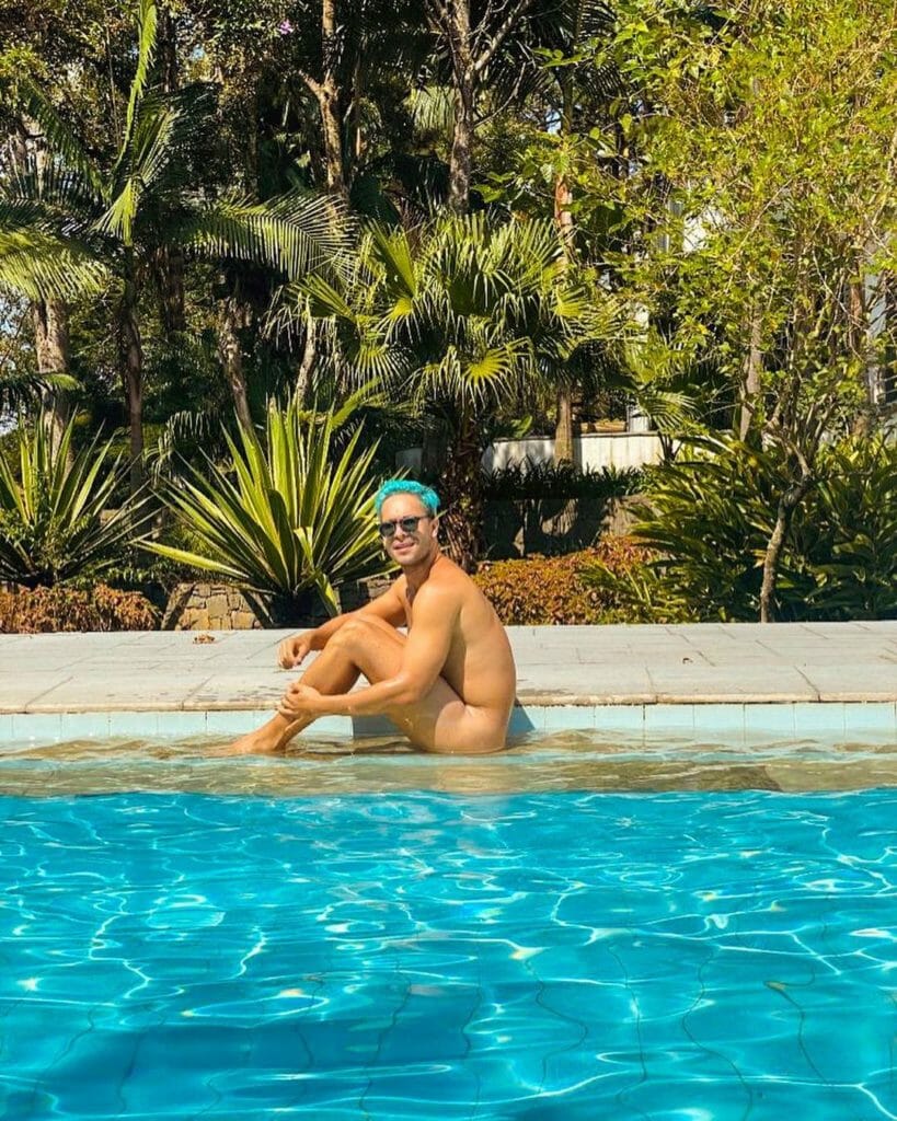 Rainer Cadete pelado na piscina (Foto: Reprodução/Instagram)
