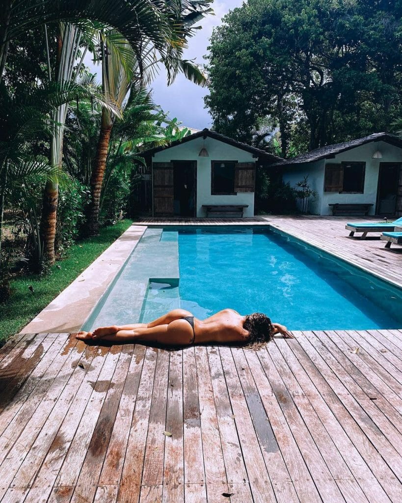  Giovanna Ewbank faz topless à beira da piscina (Foto: Reprodução/Instagram) 