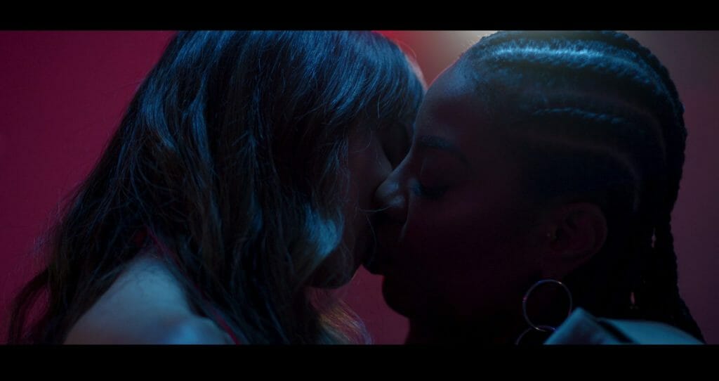 Ludmilla e Thayla Ayala se beijam no filme Moscow (Foto: Reprodução)