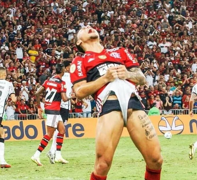 João Gomes, jogador do Flamengo, mostra parte íntima sem querer (Foto: Reprodução)