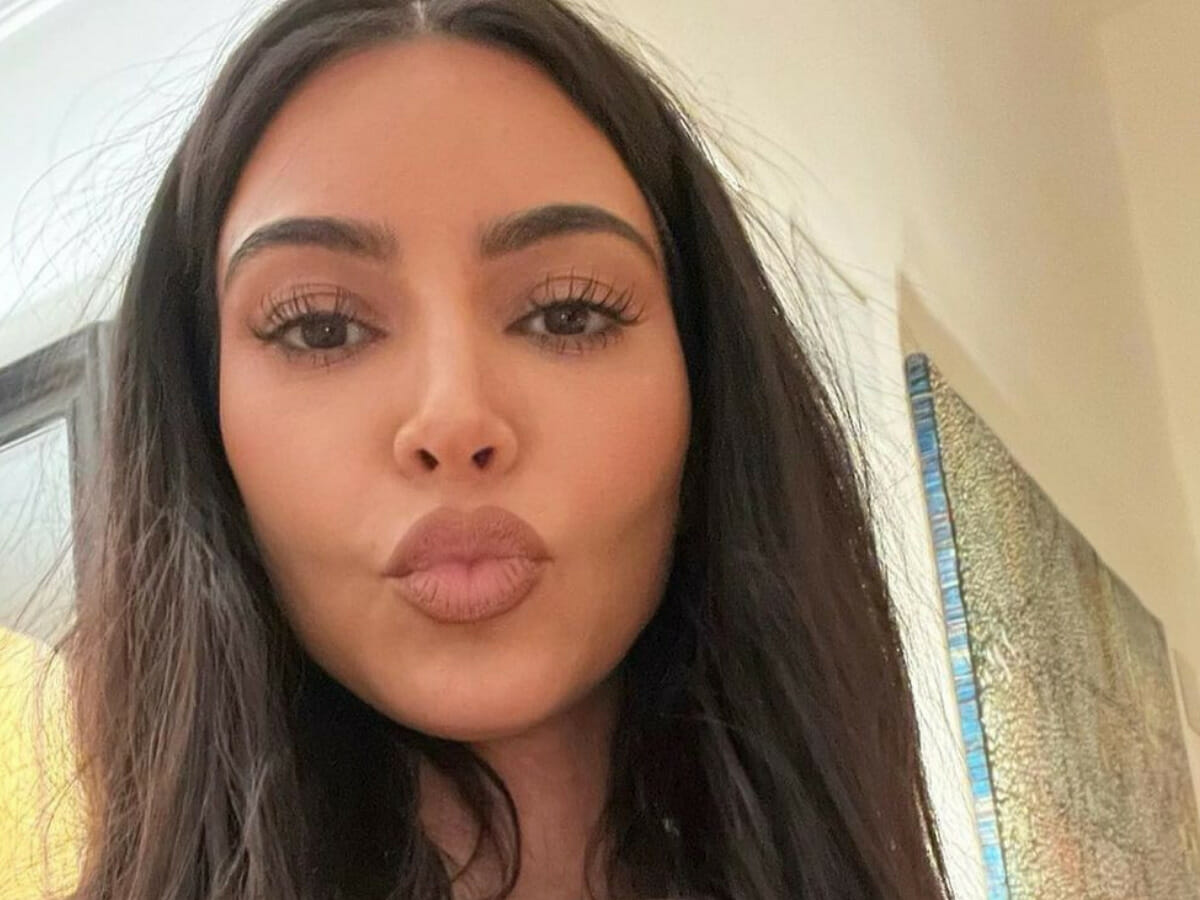 De biquíni, Kim Kardashian surge exuberante na praia e coleciona elogios