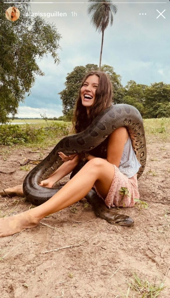 Alanis Guillen posa com cobra gigante nos bastidores de ‘Pantanal’