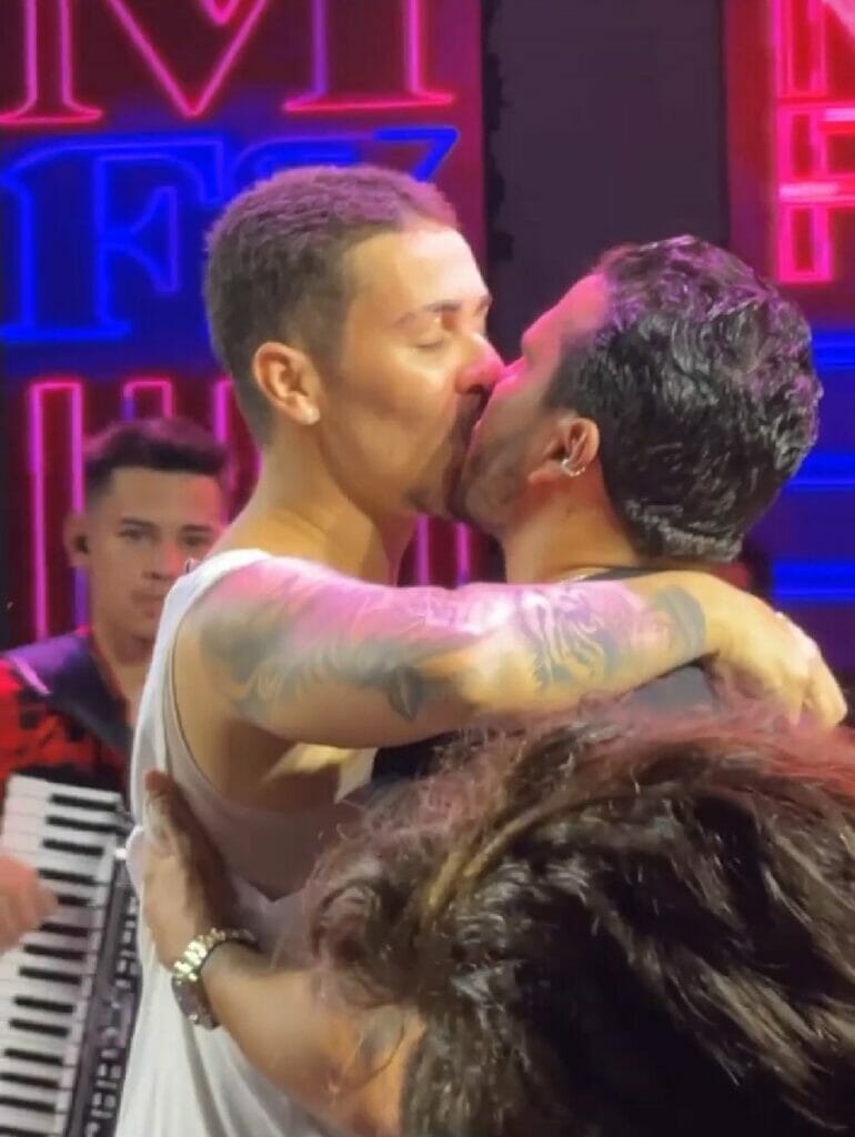 carlinhos maia beijando o marido