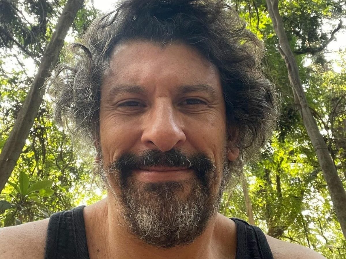 De sunga, ator Milhem Cortaz é flagrado bem à vontade em praia do Rio