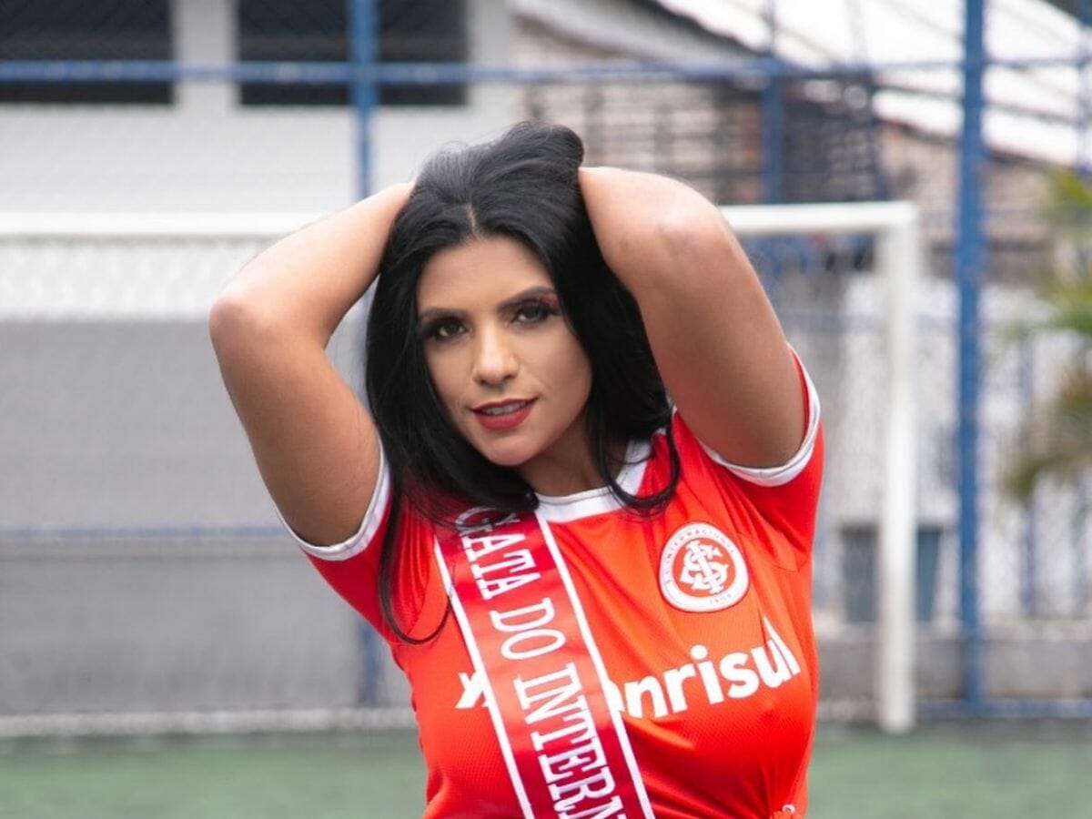 Musa do Sport Club Internacional esconde parte íntima com bola de futebol