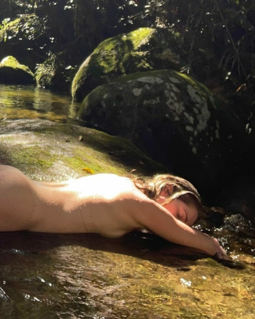 Letícia Spiller surge totalmente nua em meio à natureza (Foto: Reprodução/Instagram)