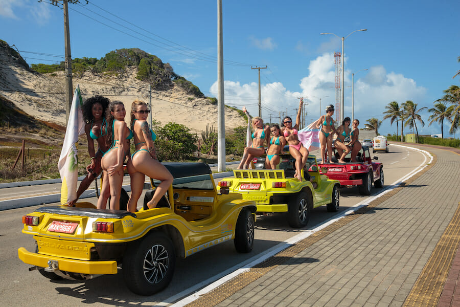 Hot influencers gravam reality de verão e causam polêmica com topless na praia