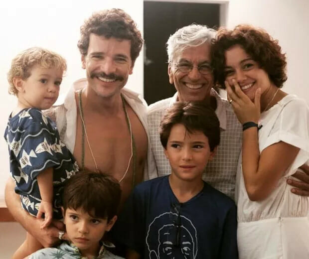 Daniel de Oliveira e Sophie Charlotte com Caetano Veloso e Raul, Moisés e Otto