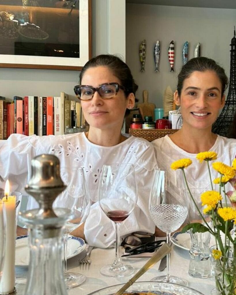 Renata Vasconcelos e irmã gêmea
