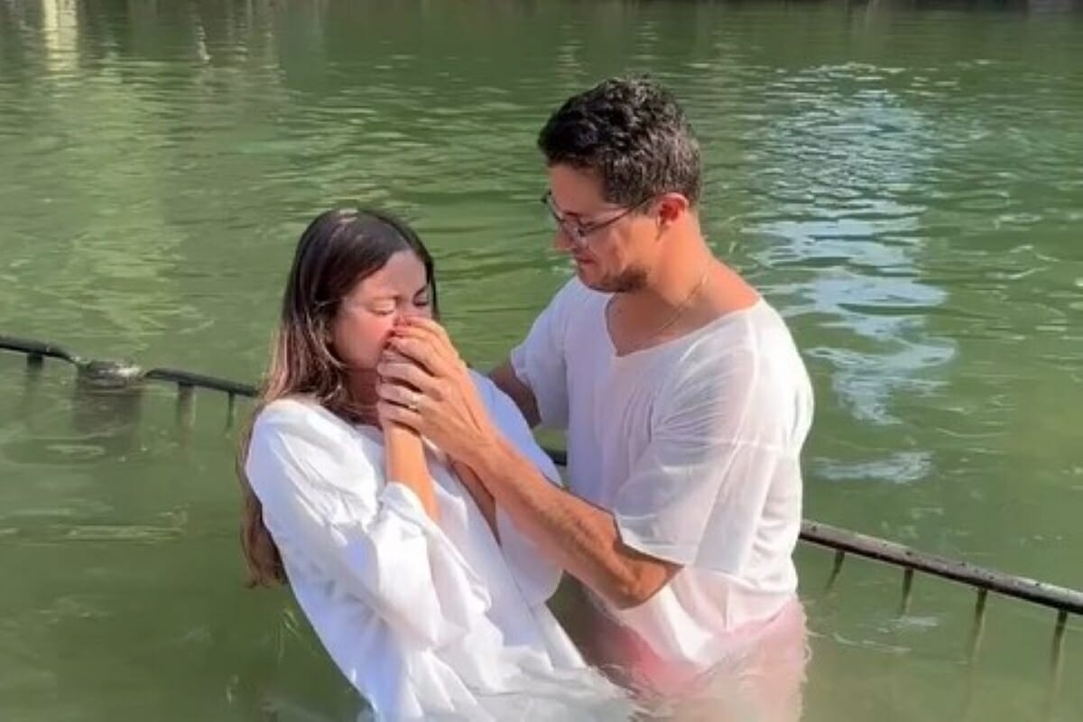Biah Rodrigues durante batismo (Foto: Reprodução/Instagram)