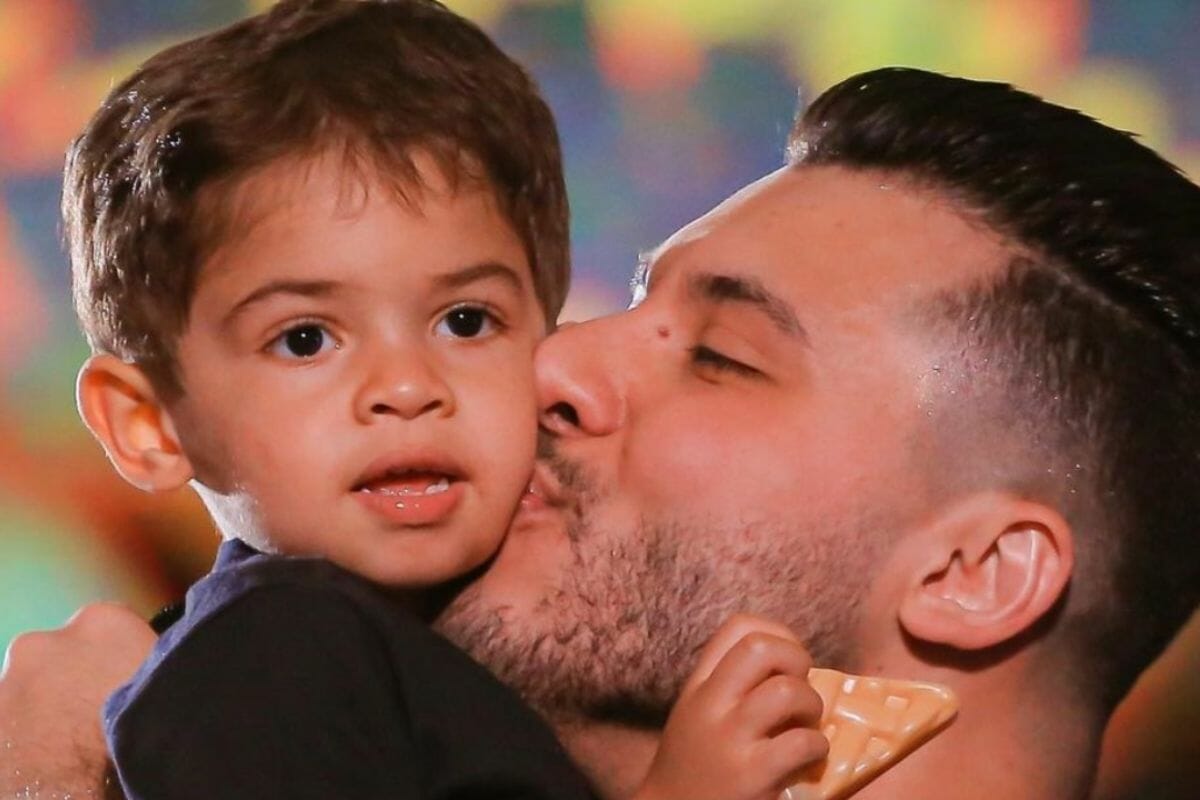 Filho de Marília Mendonça surge em momento fofo com Murilo Huff (Foto: Reprodução/Internet)