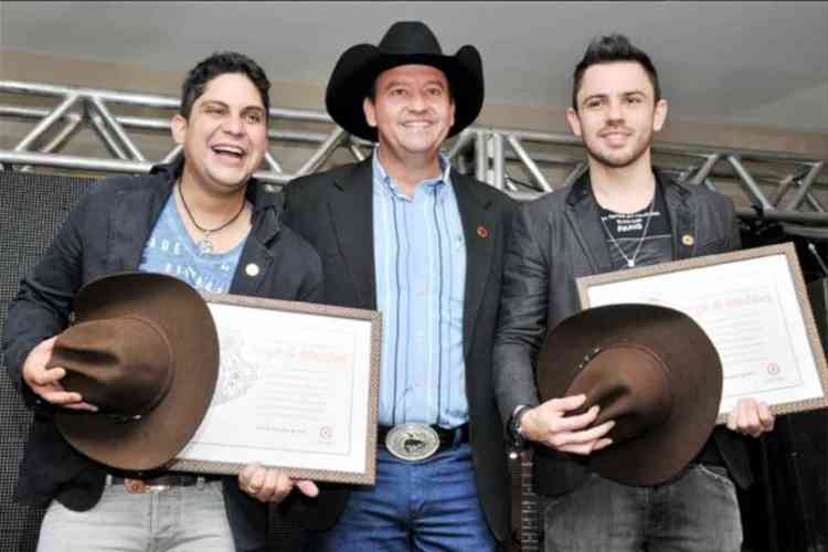 Jorge e Mateus recebendo o título de Embaixador do Rodeio de Barretos. (Foto: Reprodução/ internet)