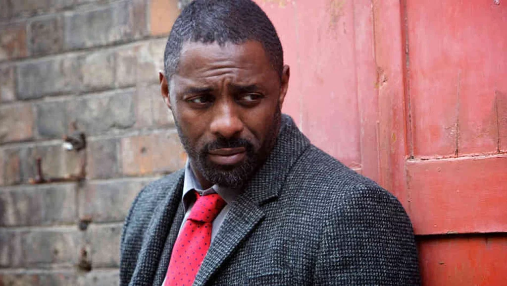Idris Elba numa cena de Luther