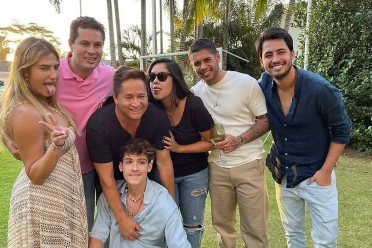 O cantor Leonardo ao lado de seus 6 filhos (Foto: Reprodução/Instagram)