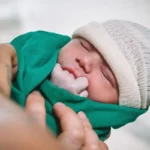 Com fotos encantadoras do recém-nascido, ele expressou seu amor e gratidão pelo novo membro da família