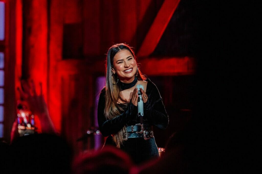 Primeira cantora com dois shows em megafestival emplaca três músicas de Cintilante no Top 200
