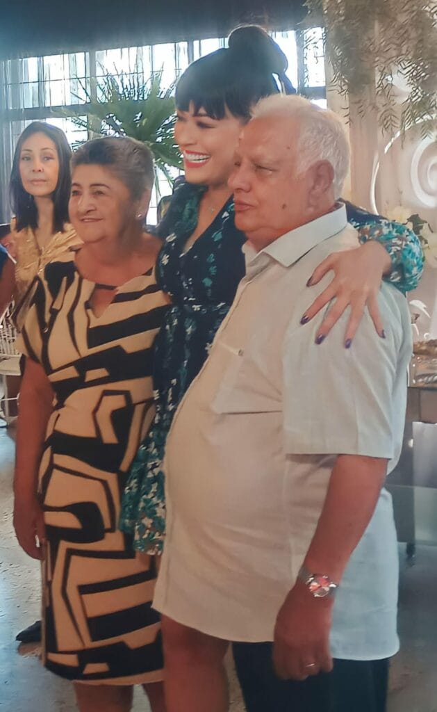 A mãe de Val, Terezinha Couto, seu pai Antônio Couto e Milene Pavorô (Foto: Divulgação)