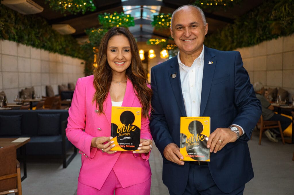 Claudemir Oliveira e a sua sobrinha, Juliana Oliveira, no lançamento do Livro "Ub Iwerks: O gênio por trás de Mickey Mouse"