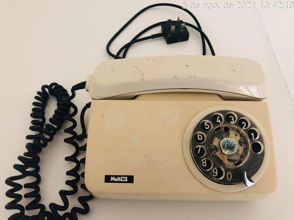 Para se conseguir uma linha telefônica antigamente no país, demorava alguns anos e ainda custava muito caro. 