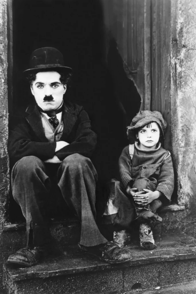 Charles Chaplin numa cena de O Garôto, lançado em 1921
