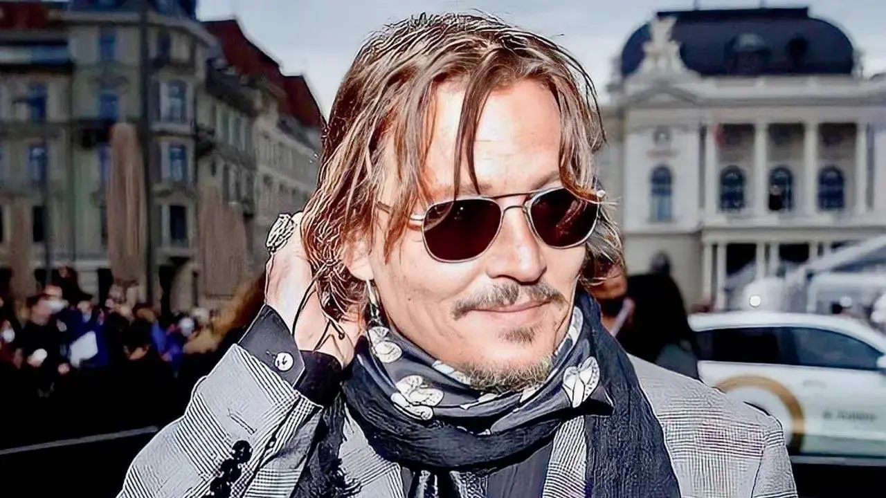 Johnny Depp dá o dedo p’ra Hollywood. Entenda porque