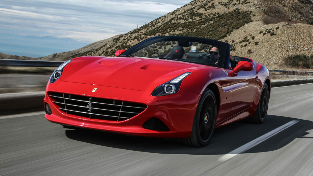 A Ferrari California T $360 mil e $414 mil dólares