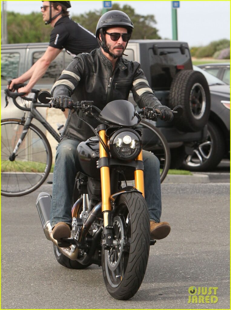 Keanu Reeves passeando em uma de suas motos no bairro de Malibu, em Los Angeles
