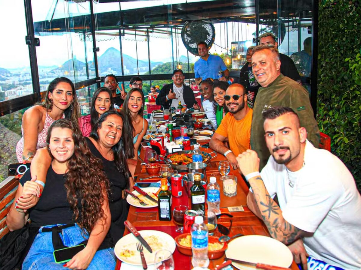 Ex participantes do BBB 24 se encontram em almoço na Rocinha