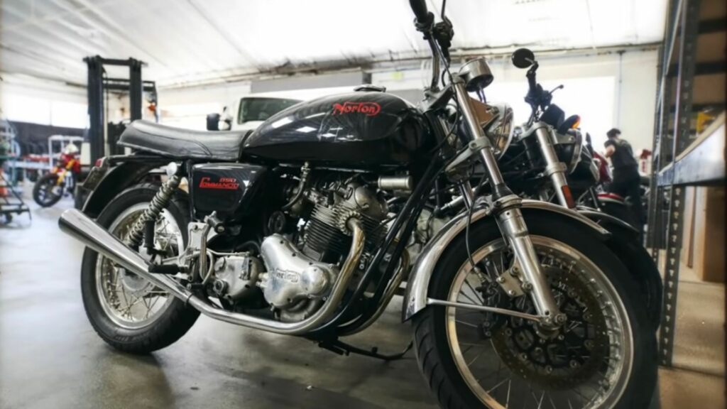 Segjundo Keanu Reeves, esta foi a segunda moto que ele comprou em 1987