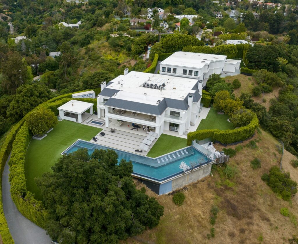 Jennifer Lopez e o ator Ben Affleck moram nesta casa em Beverly Hills, Los Angeles