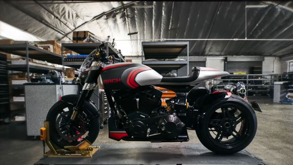 Keanu Reeves descreve a moto Arch IS ano 2019 como um modelo esportivo. A maneira de pilotar, segundo o ator, é diferente de uma moto de passeio. O modelo é desenhado para a pessoa que deseja uma experiência mais intensa na estrada ou na pista de corrida
