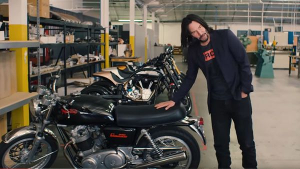 Keanu Reeves na fábrica de motos que ele fundou, a Arch Motorcycle
