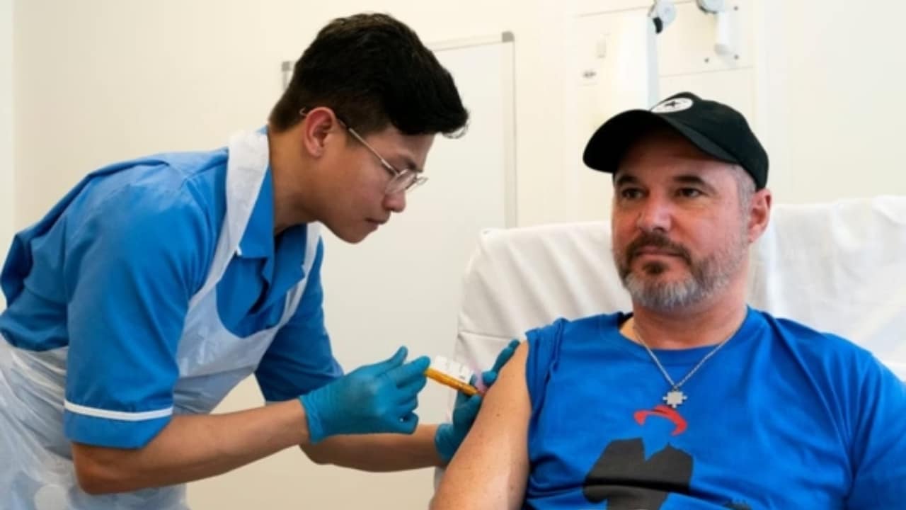 Homem toma primeira vacina contra câncer no mundo; entenda