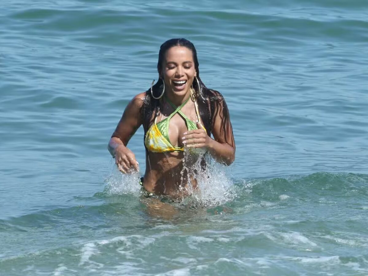 Anitta usa biquíni nas cores do Brasil para curtir praia