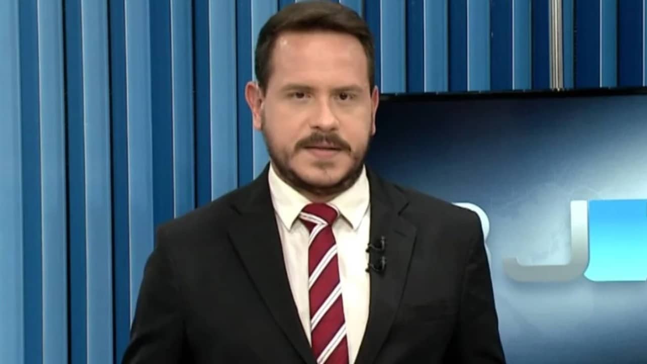 Em vídeo, apresentador da Globo tenta beijar colega de emissora à força