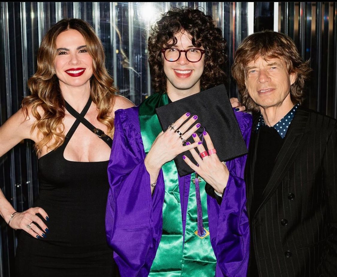 Filho de Luciana Gimenez e Mick Jagger se forma em faculdade com a presença do país