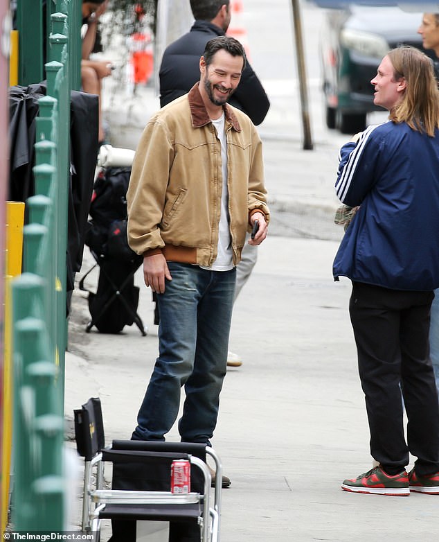 Keanu Reeves descansa durante filmagens em Los Angeles