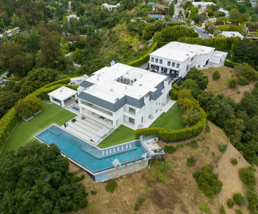 Jennifer Lopez e o marido, o ator e cineasta Ben Affleck compraram esta mansão em Beverly Hills,bairro nobre de Los Angeles, por $60 milhões de dólares no ano passado. Em maio passado, caminhões com a mudança do casal foram vistos na frenta da casa.
