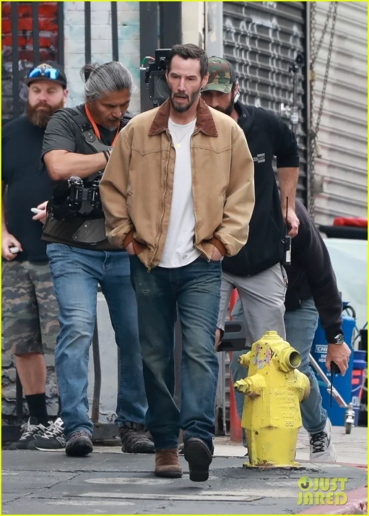 Keanu Reeves fotografado trabalhando na filmagem da comédia Outcome (Resultado),em Los Angeles.
