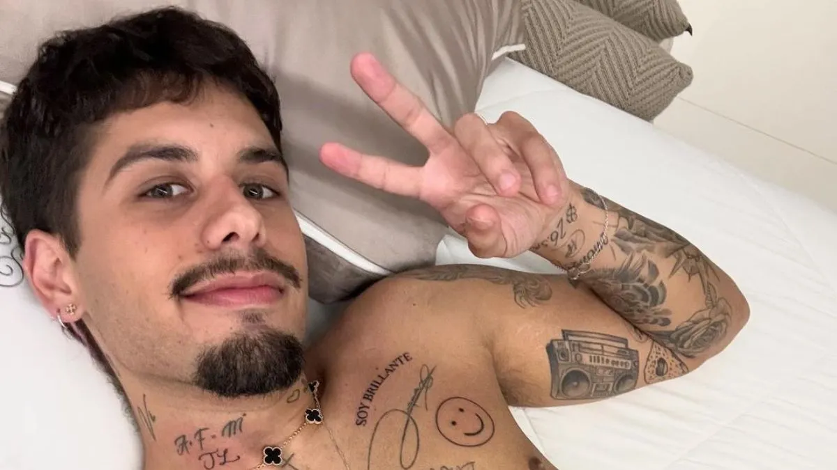 Zé Felipe faz novas tatuagens, homenageia filho e frase polêmica divide opiniões na web