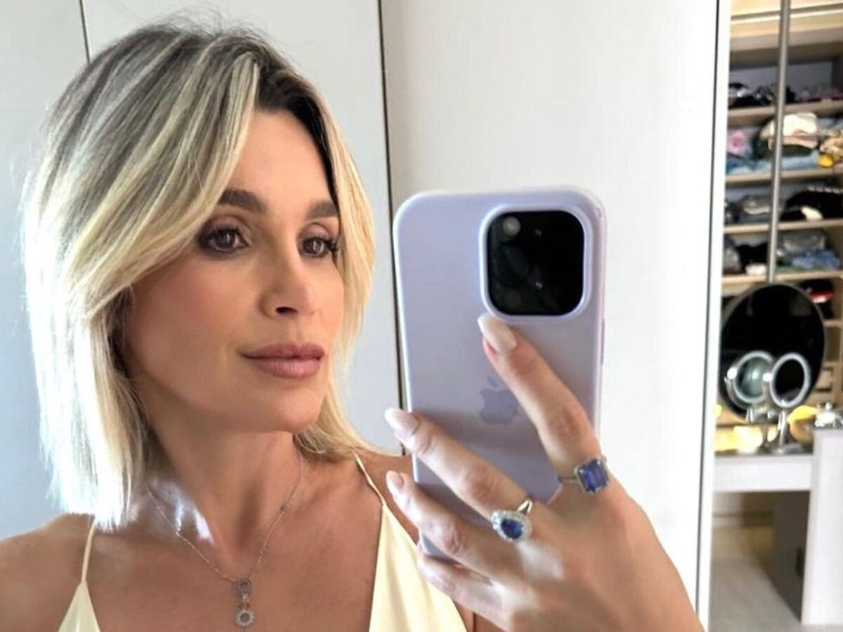 No ar em Alma Gêmea, Flávia Alessandra faz selfie com look transparente e chama atenção