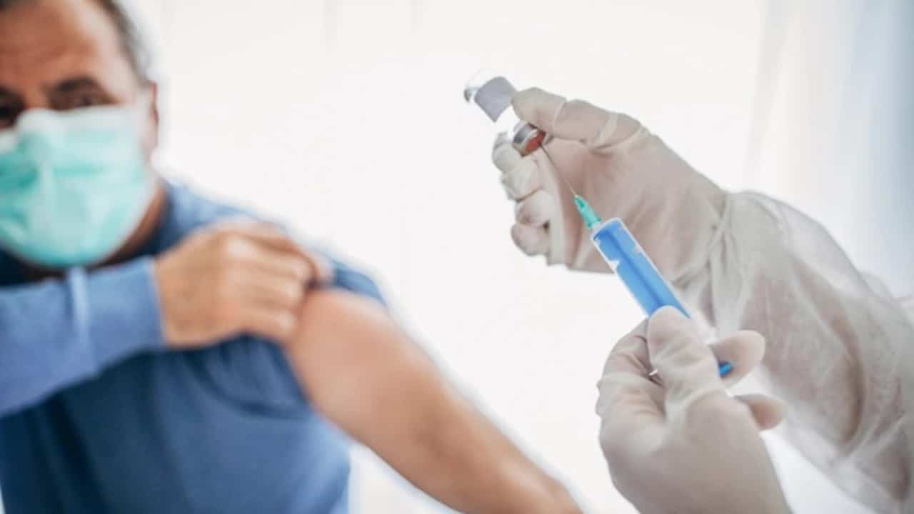 Polêmica da vacina AstraZeneca: o que era conhecido sobre os riscos de trombose?