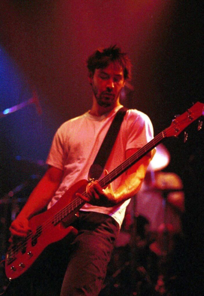 Keanu Reeves tocando baixo com a banda Dogstar